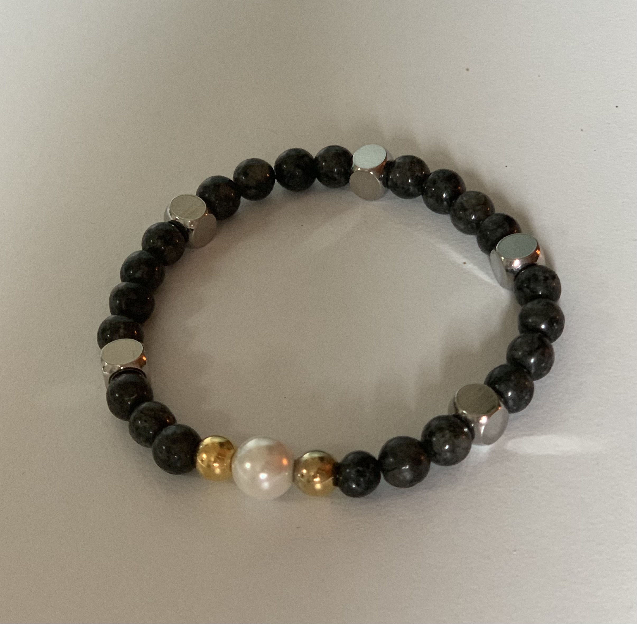 vrouwen_armband_labrodoriet_zwart_met_parel.jpg vrouwen_armband_labrodoriet_zwart_met_parel.jpg